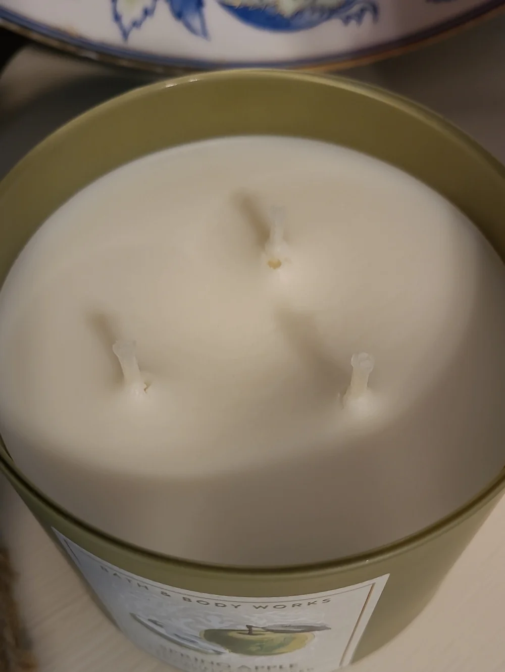 NWT Bath & Body Works Olive Green Spring Apple Candle with Cream Lid